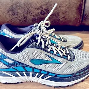 Women’s nice Brooks sneakers. Size 9, NOT an 8!